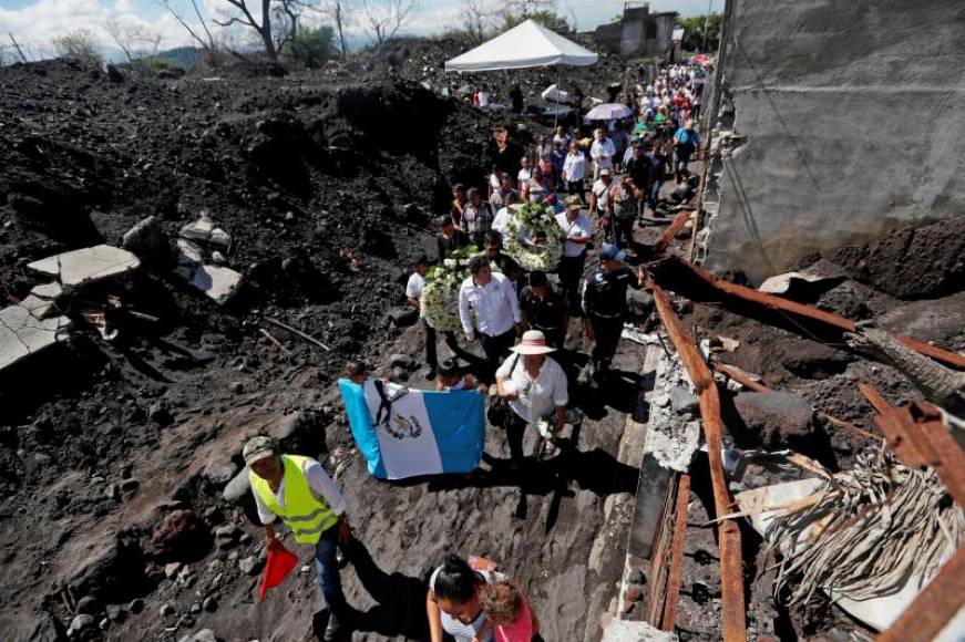FOTOGRAFÍA. GUATEMALA, AÑO 2019. Sobrevivientes de la erupción del volcán de Fuego marchan en compañía de familiares y amigos. Efe