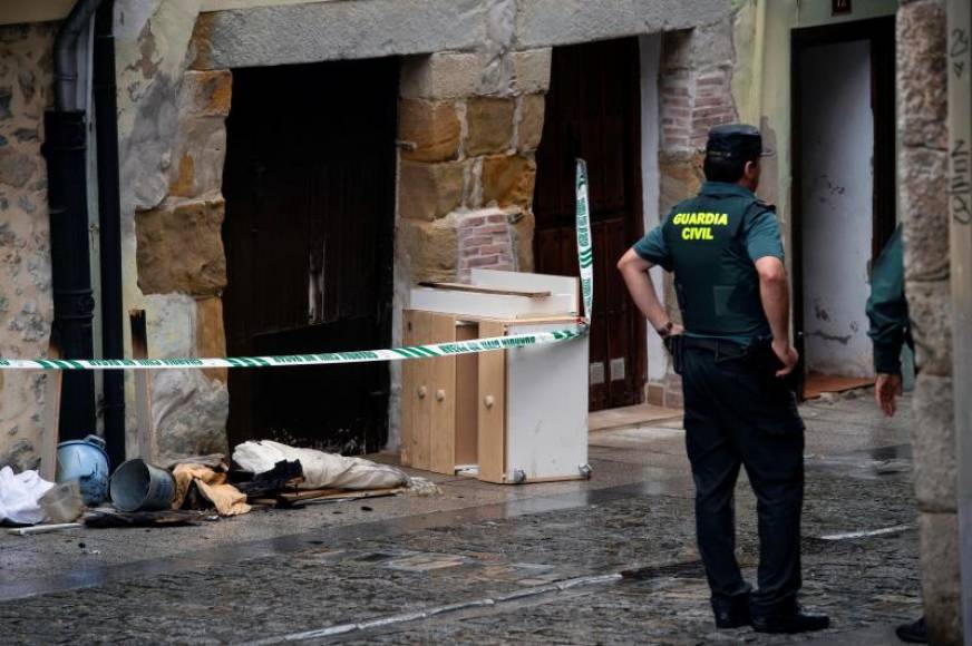 FOTOGRAFÍA. LEREDO 8CANTABRIA) ESPAÑA, 04.10.2019. Agentes de la Guardia Civil en Laredo, mujer de 49 años y su hija de 7 a causa de un incendio. Efe