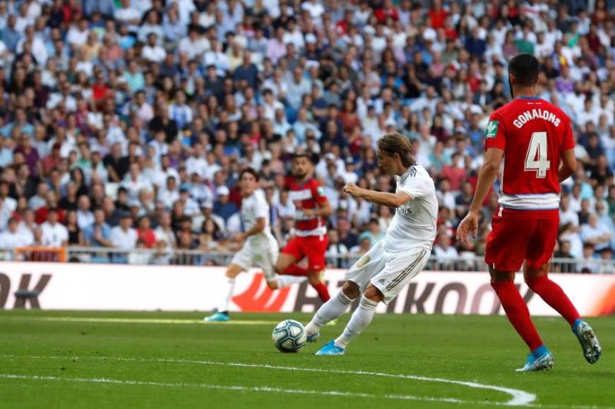 FOTOGRAFÍA. MADRID (ESPAÑA), 05.10.2019. El jugador del Real Madrid Luka Modric golpea el balón ante el Granada.. Efe