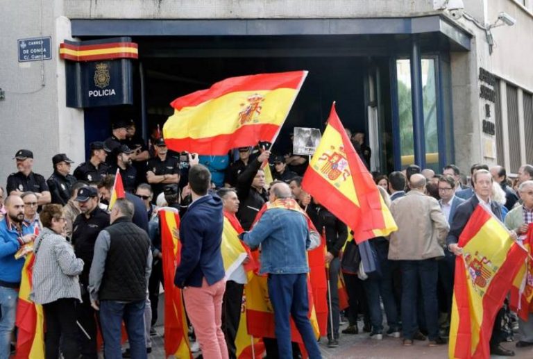 Madrid a los «héroes» atacados en Cataluña: «No estáis solos»