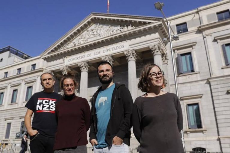 CUP posa ante el Congreso con el mensaje: «Putos Nazis» (Fuck Nazis FCK NZS)