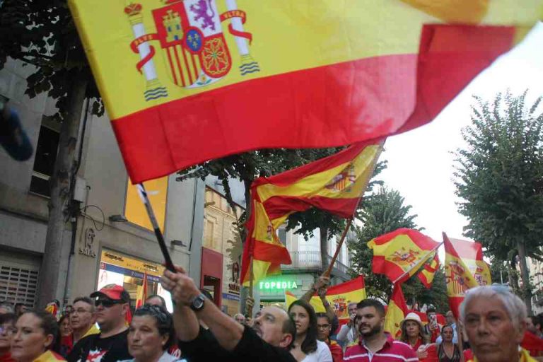 FOTOGRAFÍA. MATARÓ (BARCELONA), 26.10.2019. La bandera de España vuelve a Santa Susana gracias a VOX. Centenares de vecinos de Mataró (Barcelona) han salido hoy a las calles de la ciudad para mostrar su apoyo a la Policía Nacional y a los Mozos de Escuadra constitucionalistas que se jugaron la vida para proteger las libertades y los derechos fundamentales de los vecinos de Cataluña, la Constitución española y el Estatuto de Autonomía de Cataluña, la pasada semana de la publicación de la sentencia condenatoria del Juicio Procés por parte del Tribunal Supremo. Bandera de España, Mataró, resistencia, bandera española. Lasvocesdelpueblo (Ñ Pueblo)