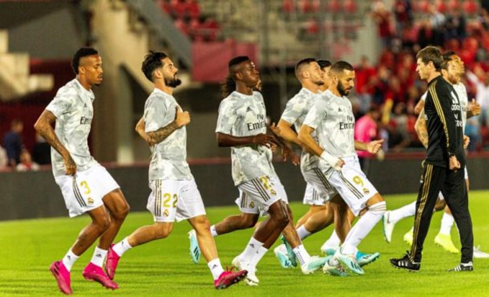 FOTOGRAFÍA. PALMA (ESPAÑA), 19.10.2019. Los jugadores del Real Madrid calientan sobre el césped del Son Moix minutos antes del partido de la 9ª jornada de LaLiga. Efe