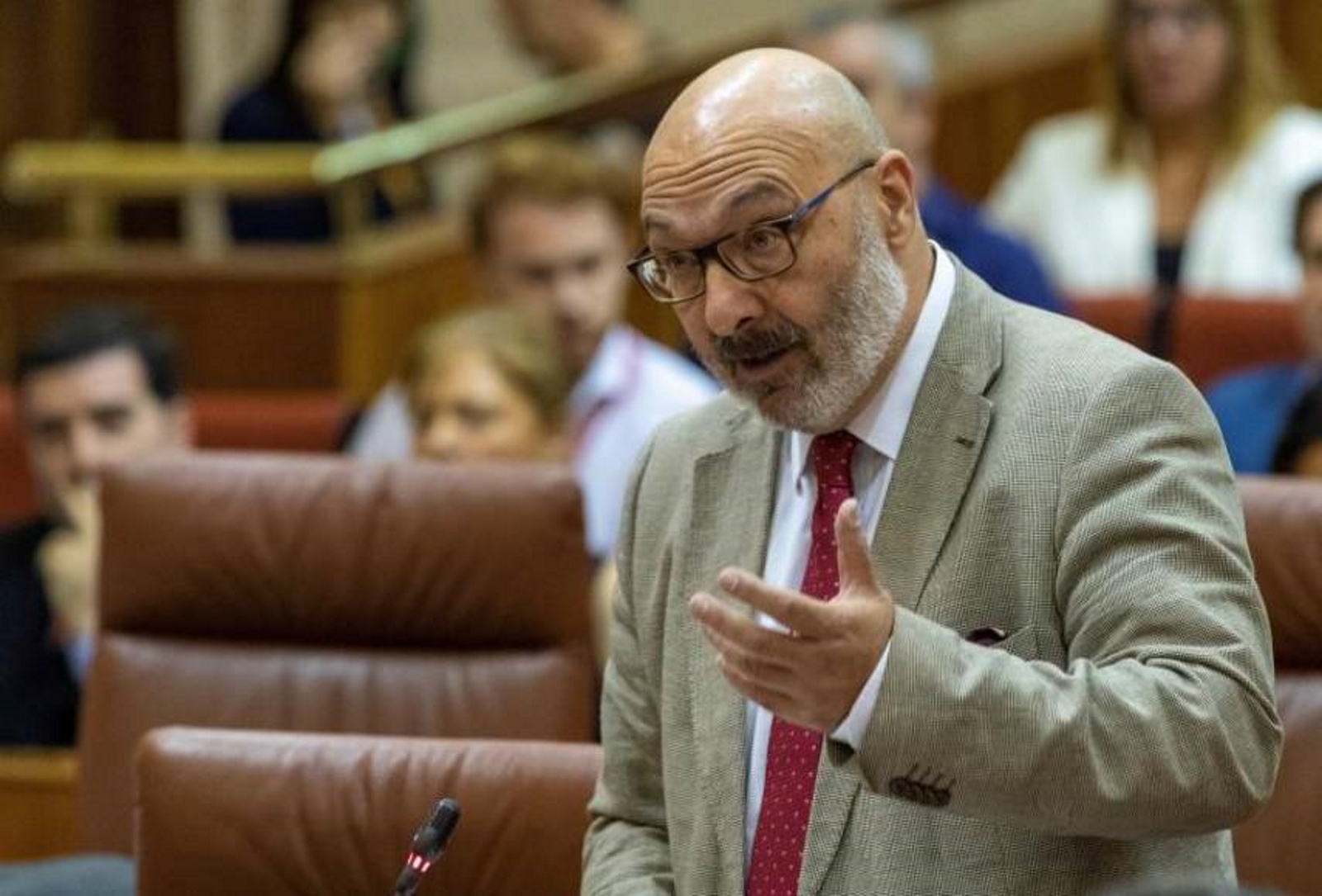 FOTOGRAFÍA. PARLAMENTO DE ANDALUCÍA (SEVILLA) ESPAÑA, EPTIEMBRE DE 2019. El portavoz del grupo parlamentario de Vox, Alejandro Hernández, congelación de salarios de políticos en Andalucía. Efe