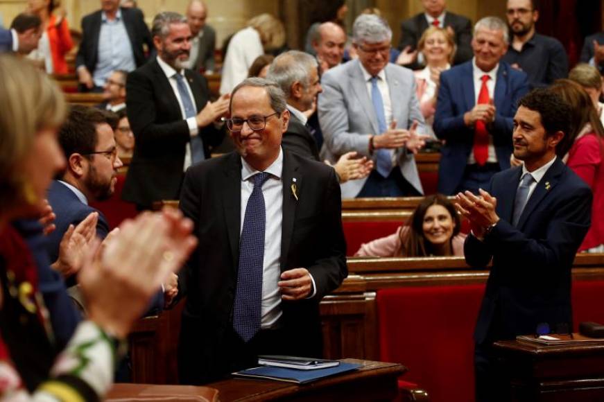 FOTOGRAFÍA. PARLAMENTO DE CATALUÑA 8BARCELONA) ESPAÑA, 07.10.2019. Quim Torra (c) sonrie tras superar el debate y votación de la moción de censura de Ciudadanos contra Torra. Efe