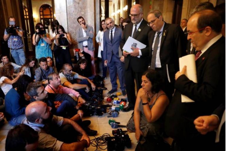 Sentada de periodistas ante Torra contra agresiones separatistas que sufren en Cataluña