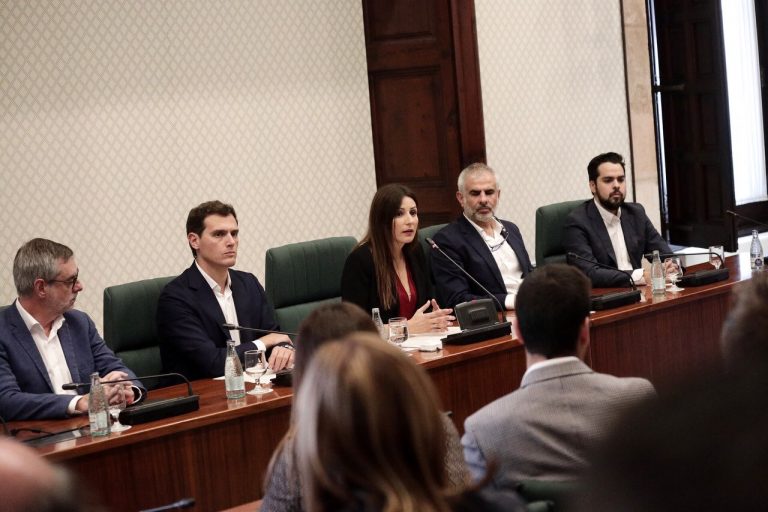 Rivera: «Hay que unir fuerzas más allá de las siglas y los sillones para echar a Torra»
