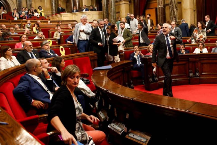 FOTOGRAFÍA. PARLAMENTO DE CATALUÑA (BARCELONA) ESPAÑA, SEPTIEMBRE DE 2019. Carlos Carrizosa (d) expulsado, después de una tensa bronca entre diputados independentistas y Ciudadanos. Efe