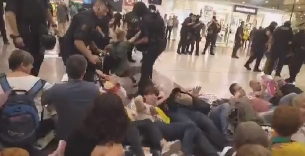 FOTOGRAFÍA. SANTS (BARCELONA), 13.10.2019. Los Mozos constitucionalistas desalojan a al menos 200 separatistas (CDR) de la estación Sants. Pueblo (4)