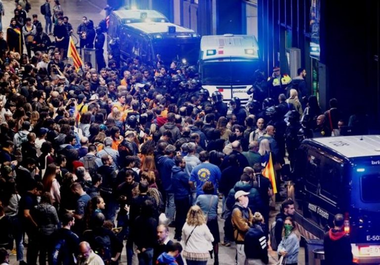 La guerrilla urbana separatista corta la Gran Vía, la Meridiana y calles en Sants (Barcelona)