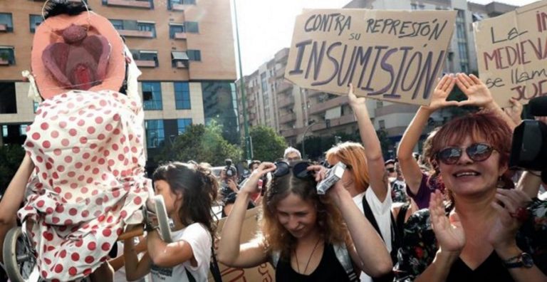 La feminista de la procesión del «Coño Insumiso» dice que no quería ofender a los cristianos el 8M