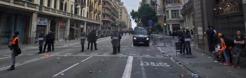 FOTOGRAFÍA. VÍA LAYETANA DE BARCELONA (BARCELONA), 18.10.2019. Entre los enemigos de la libertad está «Pau Bootboy», el comando de la guerrilla urbana del separatismo. Ñ Pueblo,.-