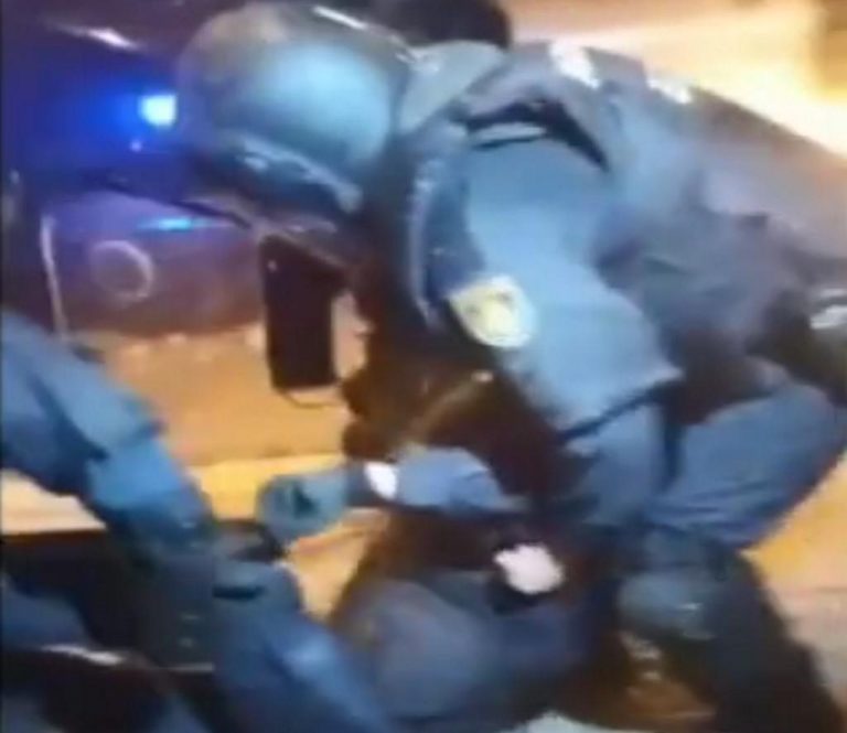 FOTOGRAFÍA. BARCELONA (ESPAÑA), 18 DE OCTUBRE DE 2019. Tristes momentos en Cataluña, un profesional del Cuerpo Nacional de Policía, destinado a Cataluña para proteger a los derechos fundamentales de los catalanes ante la escalada de violencia del separatismo, cae tras recibir pedrada enorme lanzada por sus agresores contra su cabeza. Un grupo de héroes nacionales, integrantes del Cuerpo Nacional de la Policía del Reino de España, evacúan a su compañero de las Unidades de Intervención Policial (UIP), destinado a Cataluña a vísperas del tercero aniversario del 1-O y de la publicación de la sentencia contra el golpe de estado separatista del 2017 en Cataluña, que ha caído inconsciente después de recibir una pedrada contundente, lanzada por los "terroristas callejeros" del separafascismo esta madrugada en la Vía Layetana de Barcelona, cuando estos hijos preciosos de la patrio protegían con sus dientes y cuerpos la Jefatura Superior de la Policía, que la antiEspaña pretende invadir, saquear, destruir y exhibirlo como trofeo, antesala de su invasión en la Delegación del Gobierno en calle Mallorca de Barcelona y, después o al mismo tiempo, invasión del Acuartelamiento de El Bruch, cuartel general del Ejército del Reino de España en calle del Ejército, sin número, de la ciudad de Barcelona; de hecho, un grupo de vecinos catalanes ya ha impedir el primer intento de invasión. El separatneofacismo rechaza entrar en la cárcel. Lasvocesdelpueblo (Ñ Pueblo)