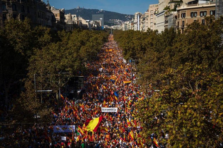 Más de 400 mil personas claman «Barcelona no se quema» en el centro de Barcelona 