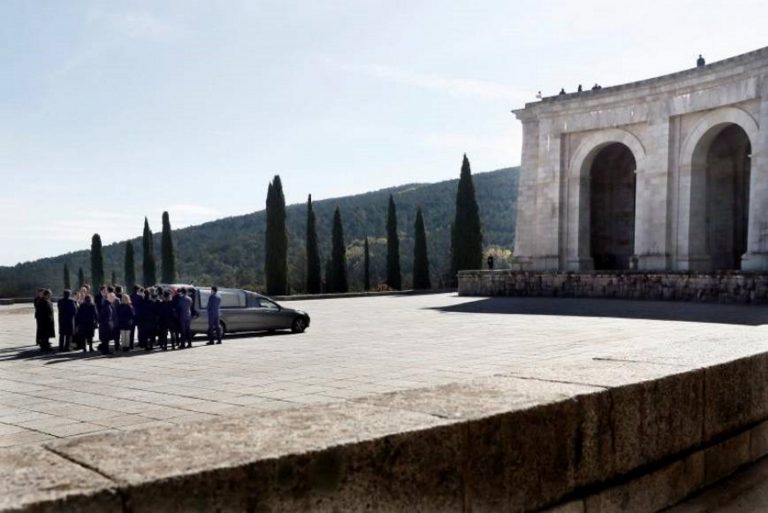 Sánchez exhuma al general Franco sin honores militares