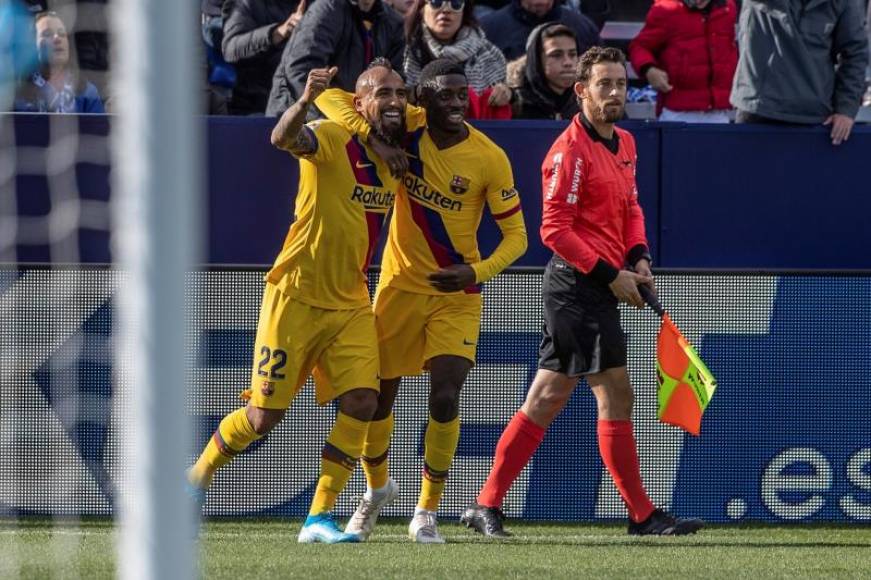FOTOGRAFÍA. LEGANÉS (MADRID) ESPAÑA, 23.11.2019. Arturo Vidal (i), festeja su gol contra el Leganés durante el partido de La Liga correspondiente a la décimo cuarta jornada en Leganés. Efe