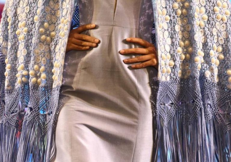 Vampiresas, ponchos y sabor latino en la Semana de la Seda de Tailandia