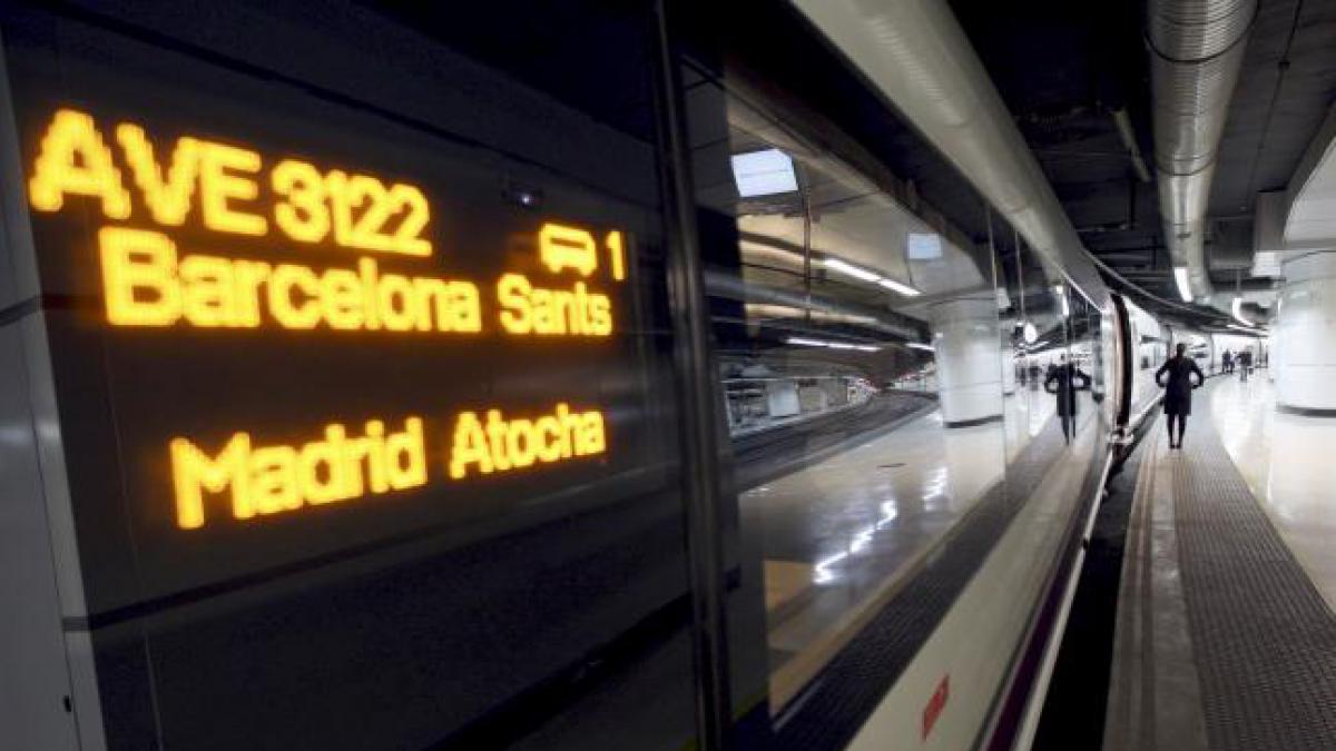 FOTOGRAFÍA. BARCELONA (CATALUÑA) ESPAÑA, NOVIEMBRE DE 2019. vista de la estación de trenes Sants (Barcelona) con una parada del Tren de Alta Velocidad Española (AVE). Efe