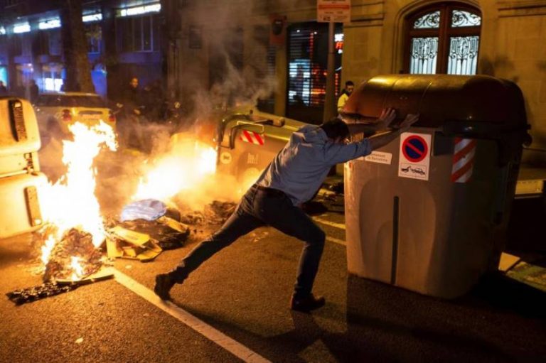 Los separatistas cortan accesos a Barcelona por tercera noche consecutiva