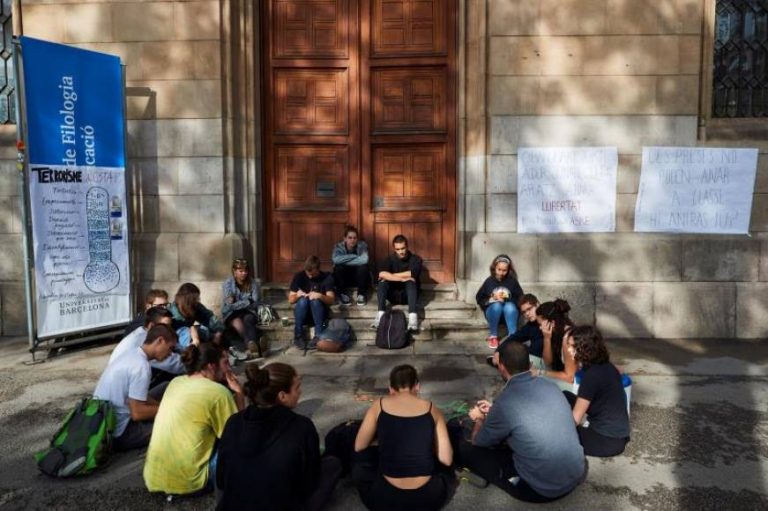Estudiantes separatistas dicen que no van a estudiar hasta la independencia de Cataluña