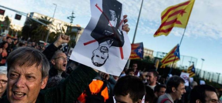 Centenares de separatistas protestan contra la visita del Rey en Barcelona