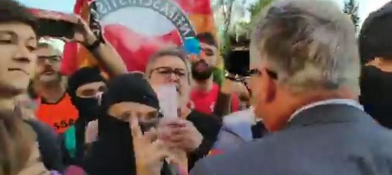 Comandos del separatismo agreden y escupen a Josep Bou en Barcelona