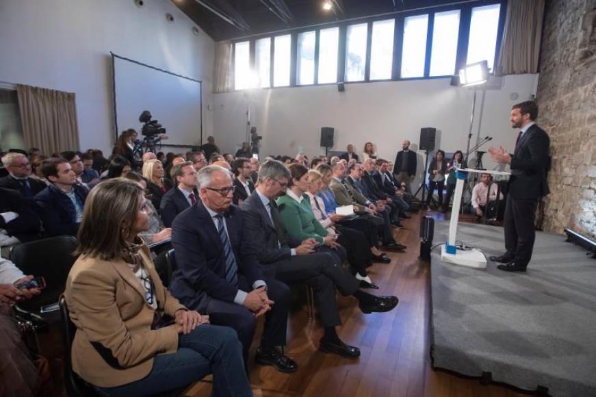 FOTOGRAFÍA. BARCELONA (ESPAÑA), 06.11.2019. El presidente del PP, Pablo Casado (d), durante el acto electoral que ha celebrado hoy en Barcelona. Efe