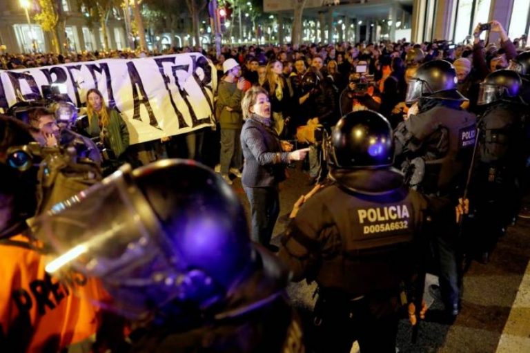Policía y Mozos impiden a los CDR acercarse a la Jefatura de Policía en Barcelona