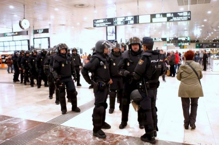 Policía nacional recupera Estación de Sants, asaltada por terroristas callejeros separatistas