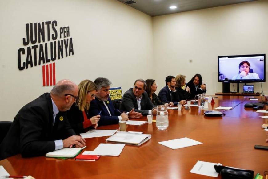 FOTOGRAFÍA. BARCELONA (ESPAÑA), 25.11.2019. El presidente de la Generalitat, Quim Torra (c), y el expresident Carles Puigdemont (por videoconferencia). Efe
