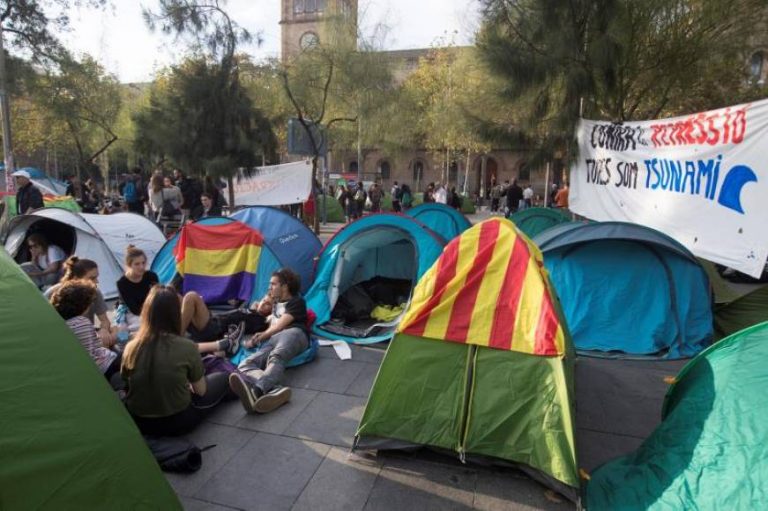 La Guardia Urbana desaloja a la acampada separatista, dos CDR detenidos
