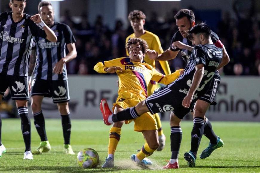 FOTOGRAFÍA. CARTAGENA (ESPAÑA), 13.1.2019. El jugador del Barcelona Rique Puig (c) pelea un balón con Damián (d. Efe
