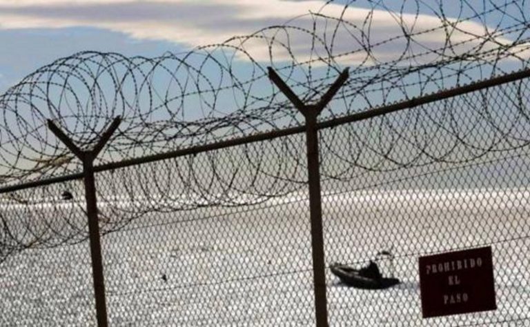 Sánchez ordena retirar las concertinas en las vallas fronterizas de Ceuta y Melilla