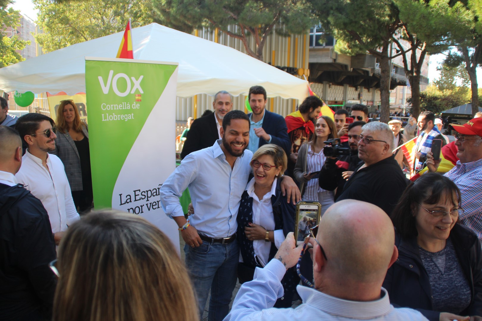 FOTOGRAFÍA. CORNELLA D ELLOBREGAT (BARCELONA), 02.11.2019. El candidato de VOX por Barcelona al Congreso de los Diputados, Ignacio Garriga, EN cORNELLA. ñ pUEBLO (7)
