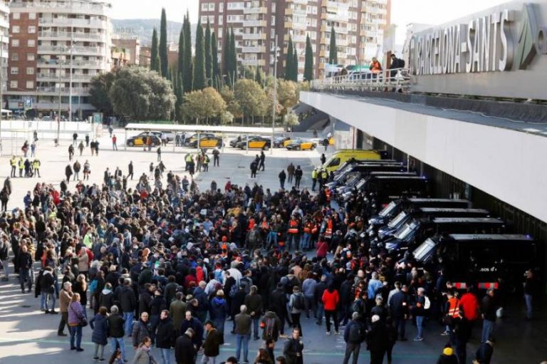 Policía y Mozos blindan la Estación Sants ante el asalto de terroristas callejeros CDR