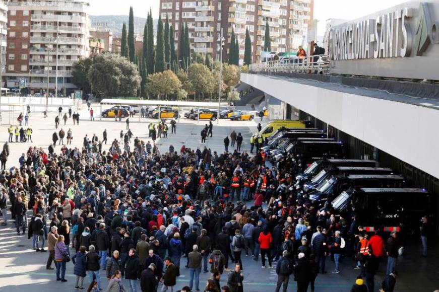 FOTOGRAFÍA. ESTACIÓN SANTS DE BARCELONA (CATALUÑA) ESPAÑA, 16.11.2019. Los Mozos de Escuadra han desalojado uno a uno y sin incidentes al centenar de terroristas callejeros del separatismo. Efe
