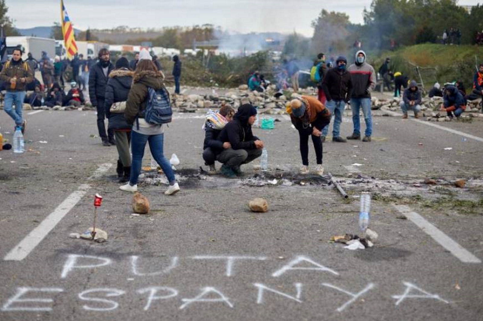 FOTOGRAFÍA. GERONA (AP7) ESPAÑA, 13.11.2019. «Puta España (Puta Espanya)», se puede leer claramente HOY en la AP7 (Gerona), donde los terroristas callejeros del separatismo. Efe