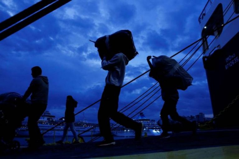 Grecia encierra a inmigrantes y niños en los CIE y expulsa a las ONG pro inmigración