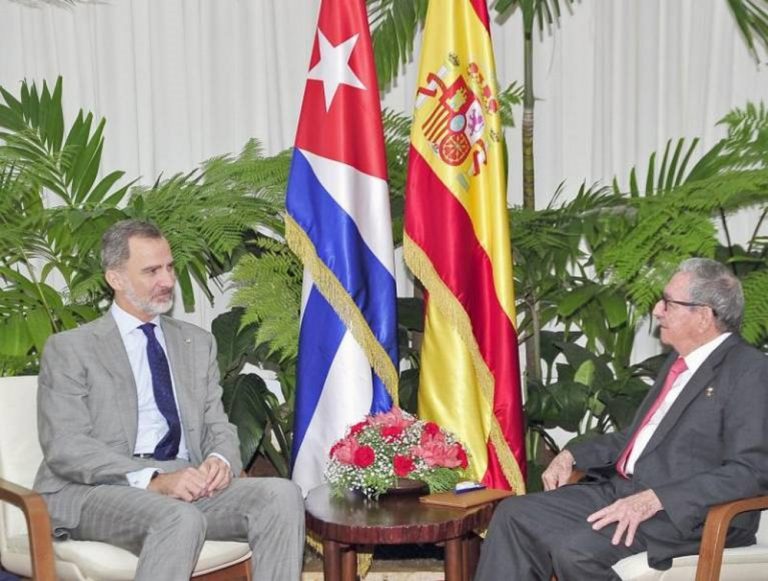 El rey se reúne con Castro en un encuentro que Sánchez considera «privado»