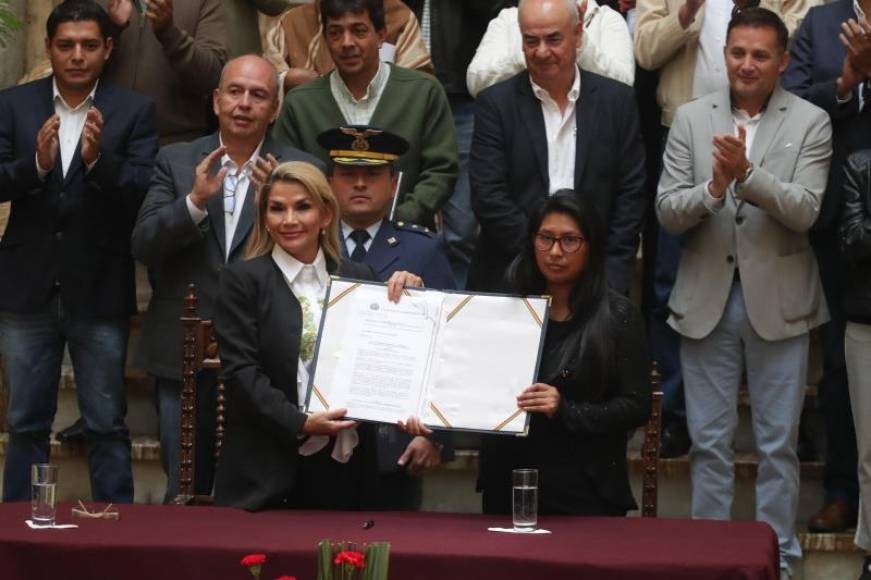 FOTOGRAFÍA. LA PAZ (BOLIVIA), 24.11.2019. La presidenta interina de Bolivia, Jeanine Áñez (i), sostiene un documento junto a la presidenta del Senado, Mónica Eva Copa. Efe