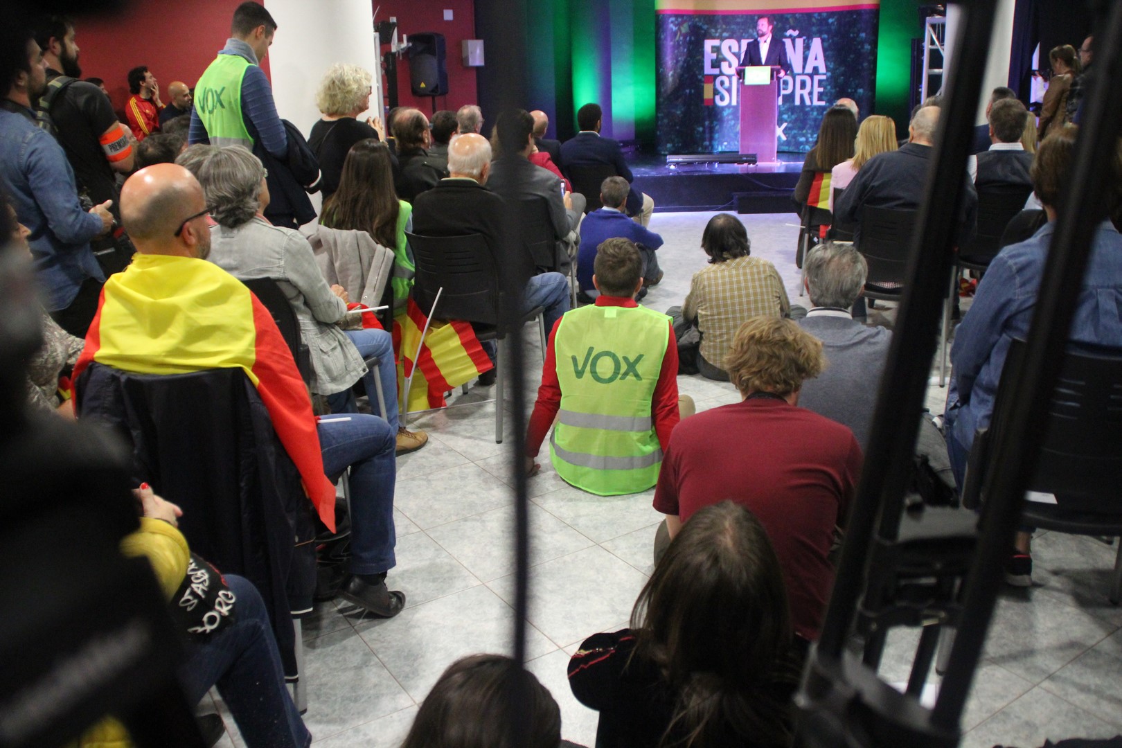 FOTOGRAFÍA. LA VERNEDA Y LA PAZ (BERCELONA) ESPAÑA, 06.11.2019. El partido político VOX celebra su segundo mitin del 10N en Barcelona. Ñ Pueblo (25)