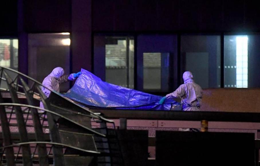 FOTOGRAFÍA. LONDRES (REIINO UNIDO), 29.11.2019. Varios forenses examinan el lugar de un ataque terrorista cerca del puente de Londres (Reino Unido). Efe