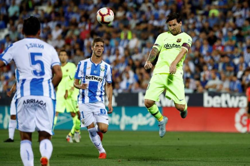 FOTOGRAFÍA. MADRID, AÑO 2018. Lionel Messi (d) cabecea el balón ante los jugadores del Leganés, temporada 2018-19 disputaron en el estadio de Butarque. Efe