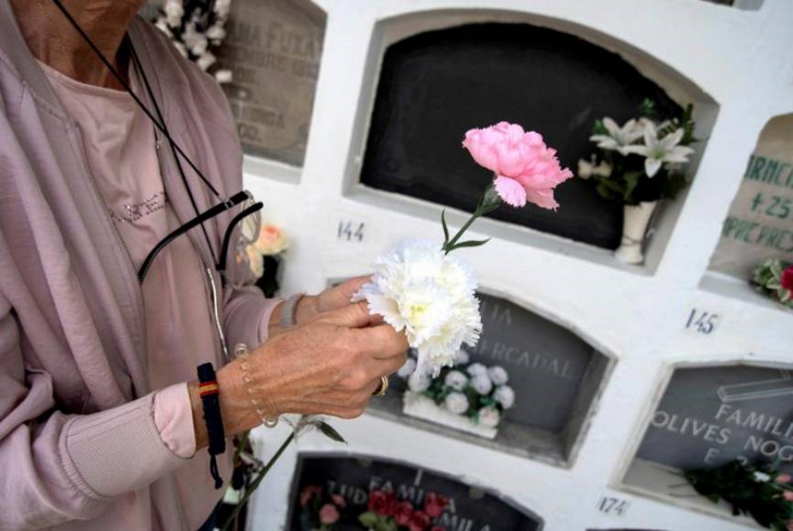 FOTOGRAFÍA. MADRID (ESPAÑA), 01.10.2019. Varios vecinos del municipio menorquín de Es Castell acuden este jueves al cementerio. Efe