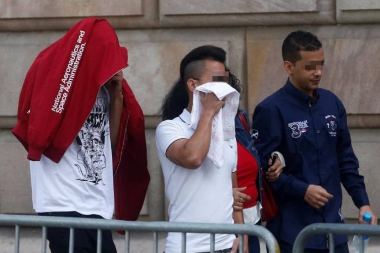 Barcelona mantiene libres a 3 condenados de la Manada, violadores de una menor