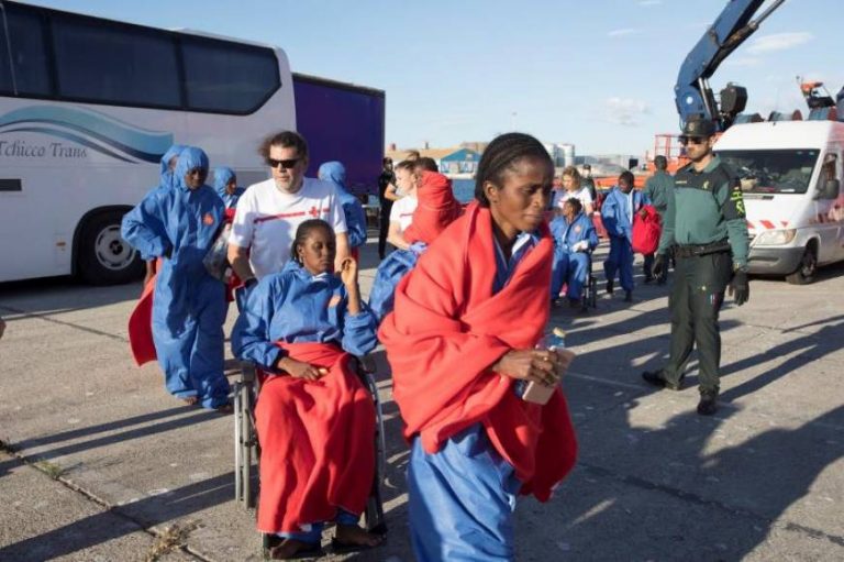 Llegan a España 62 inmigrantes recogidos en el mar de Alborán