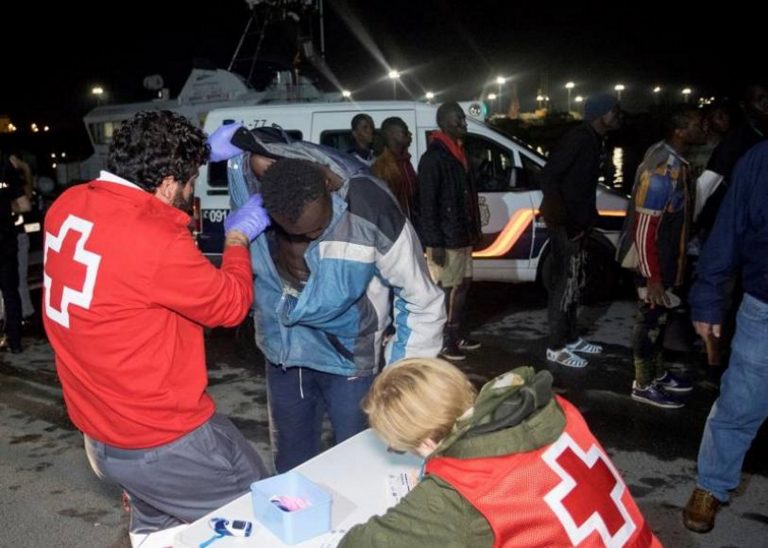 Llegan a España en patera 61 inmigrantes entre ellos 12 mujeres y un niño