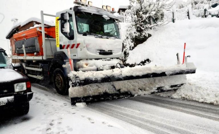 FOTOGRAFÍA. PAJARES (ASTURIAS) REINO DE ESPAÑA, 17 DE NOVIEMBRE DE 2019. Aspecto que presenta el pueblo de Pajares a causa del temporal de nieve, el viernes. Madrid, 17 de noviembre de 2019. Quince carreteras siguen intransitables y otras cincuenta presentan complicaciones, restricciones o requieren usar cadenas por las nevadas y el frío, según informa la Dirección General de Tráfico (DGT), que sitúa las principales dificultades en vías de Asturias, Castilla y León, Cantabria y Aragón. Efe