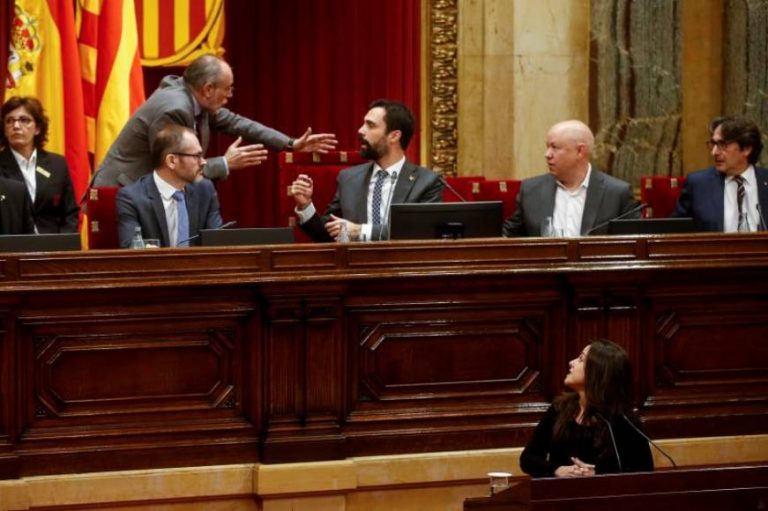 El Parlamento de Cataluña aprueba hacer un referéndum de independencia de Cataluña