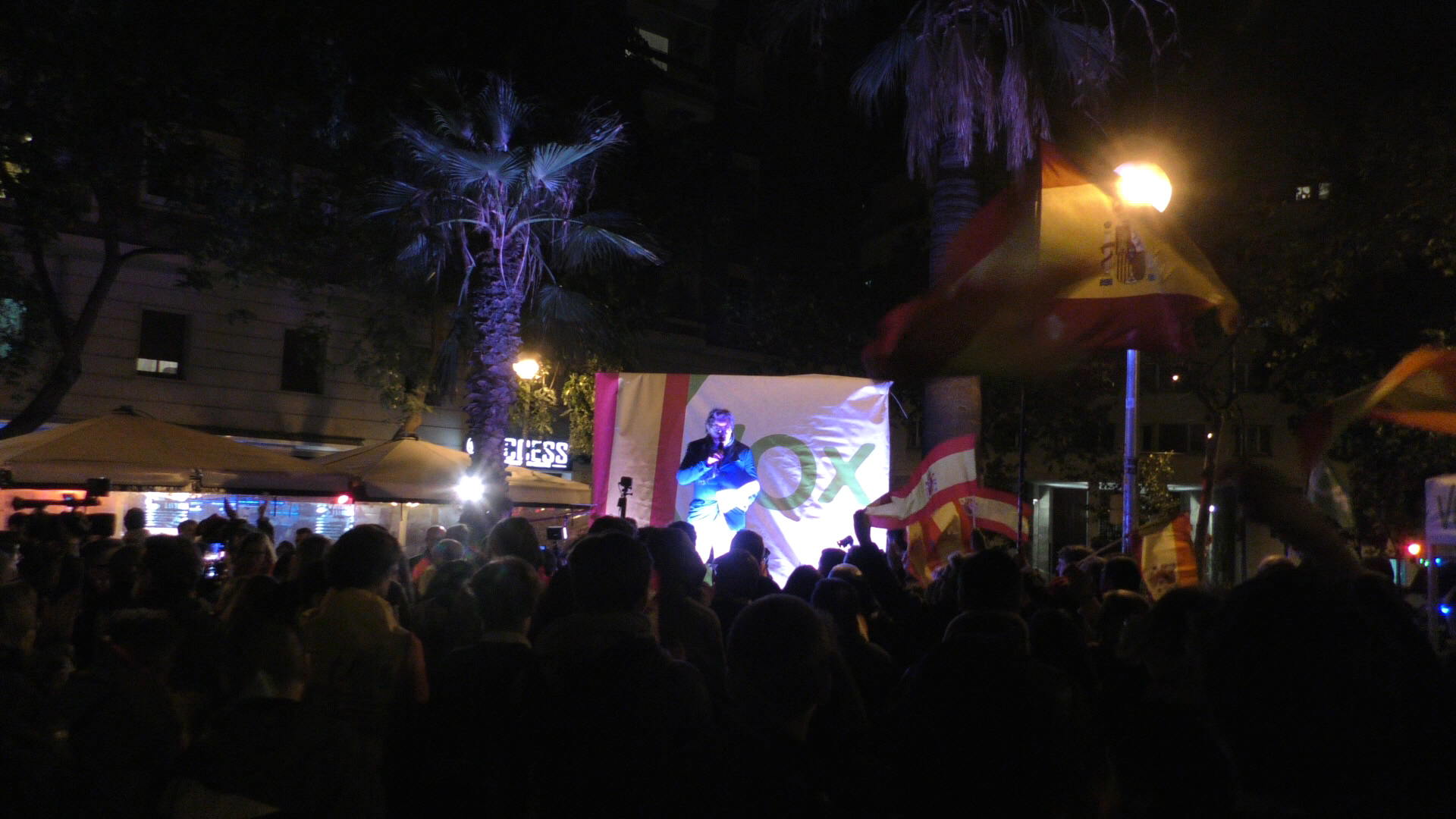 FOTOGRAFÍA. PLAZA DE ARTÓS DE BARCELONA (CATALUÑA) ESPAÑA, 08.11.2019. La formación política de Santiago Abascal Conde, «Voz del Pueblo» (VOX), saldrá el 10N para ganar. Ñ Pueblo (11)